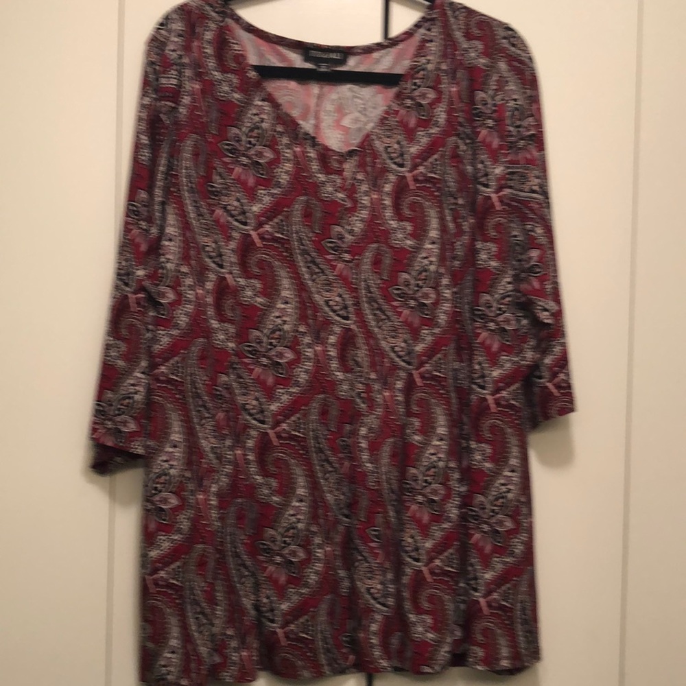 Roz and Ali blouse, quarter length sleeves, flowy bottom.